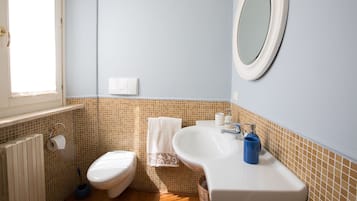 Deluxe-Apartment | Badezimmer | Dusche, kostenlose Toilettenartikel, Haartrockner, Handtücher