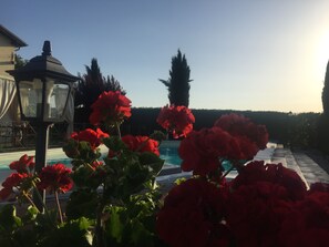 Una piscina al aire libre de temporada