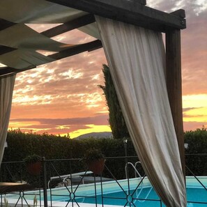 Una piscina al aire libre de temporada