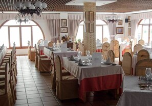 Daily continental breakfast for a fee - Terraza Carmona (Vera)