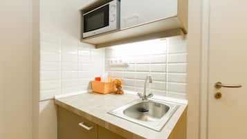 Estudio estándar, 1 cama Queen size y sofá cama | Cocineta privada | Refrigerador, microondas, parrilla de estufa y tetera eléctrica