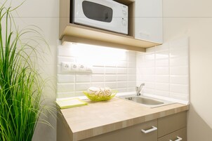 Jääkaappi, mikroaaltouuni, liesi, vedenkeitin