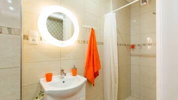 Studio Deluxe | Badrum | Dusch, hÄrtork och handdukar