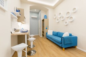 Standard-studio, 1 keskisuuri parisänky ja vuodesohva | Tallelokero huoneessa, työpöytä, pimennysverhot, äänieristys