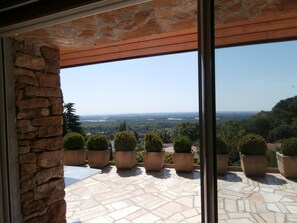 1 kamar tidur, minibar, dan didekorasi berbeda-beda