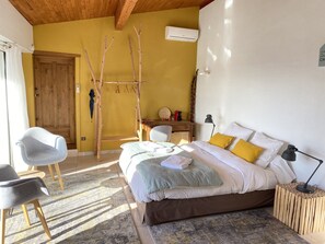 1 kamar tidur, minibar, dan didekorasi berbeda-beda