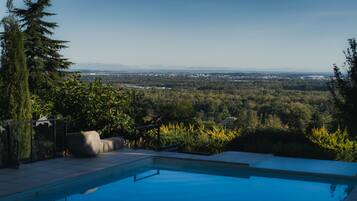 Piscine extérieure (ouverte en saison), parasols de plage