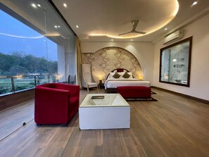 Presidential Room, 1 King Bed | Egyptian cotton sheets, premium bedding, soundproofing - Winsome Resort & Spa (Kaladhungi)