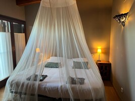 Habitación familiar (Sapphire) | Cunas gratuitas, wifi gratis, ropa de cama
