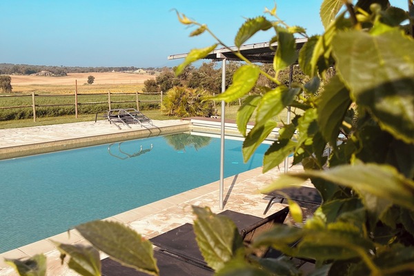 Una piscina al aire libre de temporada