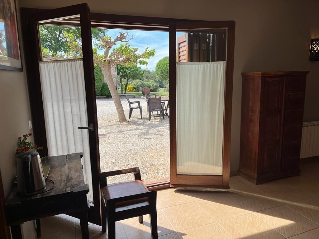 Cunas gratuitas, wifi gratis, ropa de cama