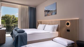 Superior family room, balcony | Minibar, una scrivania, tende oscuranti, Wi-Fi gratuito
