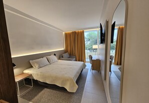 Quadrupla Standard, balcone | Minibar, una scrivania, tende oscuranti