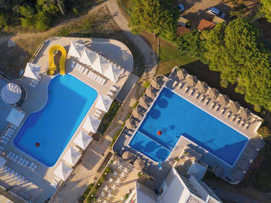 Indoor pool, 2 outdoor pools, pool umbrellas, pool loungers