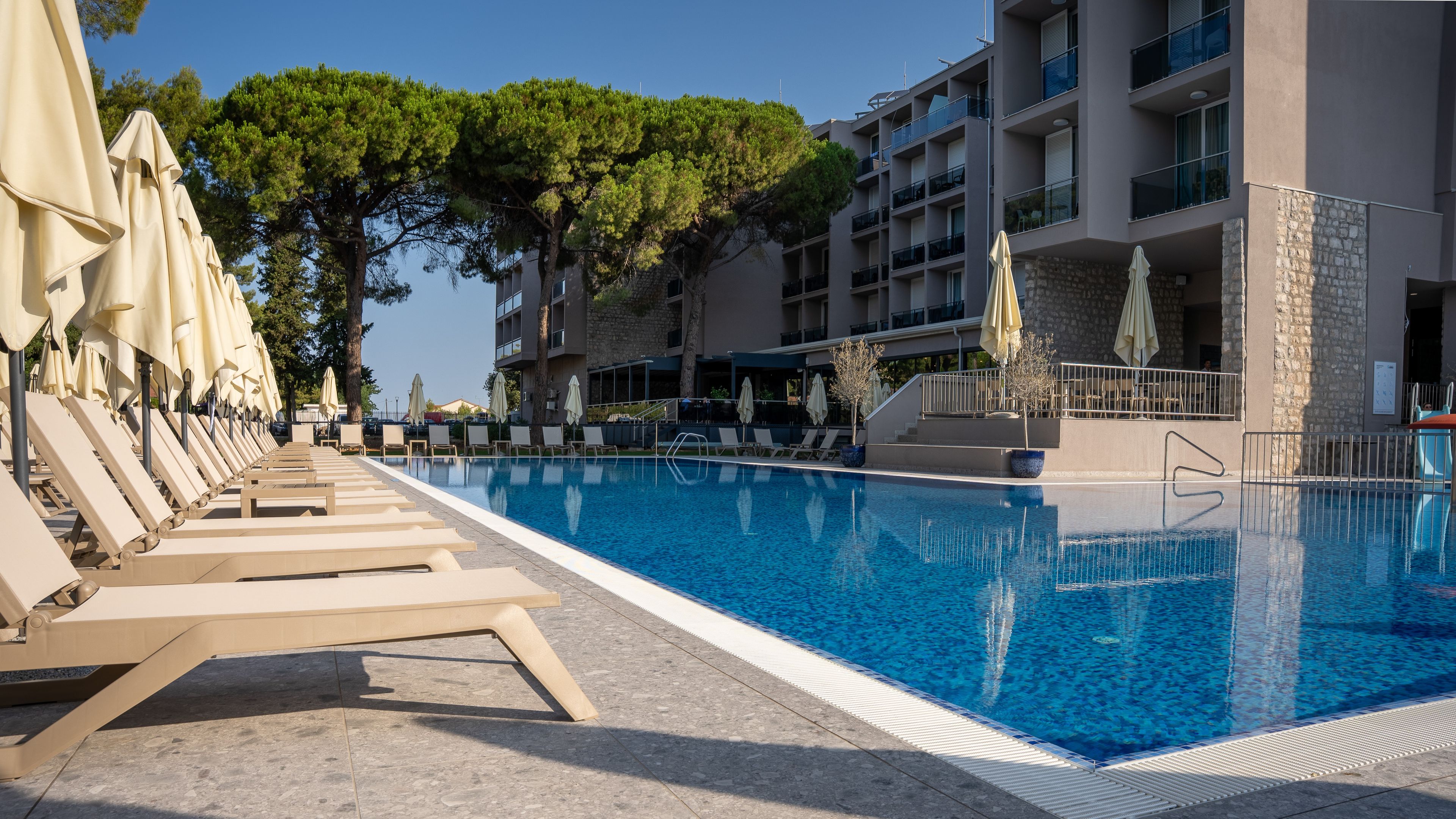 Indoor pool, 2 outdoor pools, pool umbrellas, pool loungers