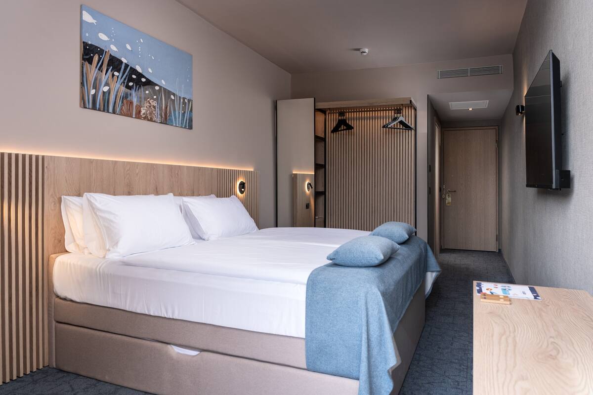 Superior family room, balcony | Minibar, bàn, màn/rèm cản sáng, truy cập Internet không dây miễn phí 