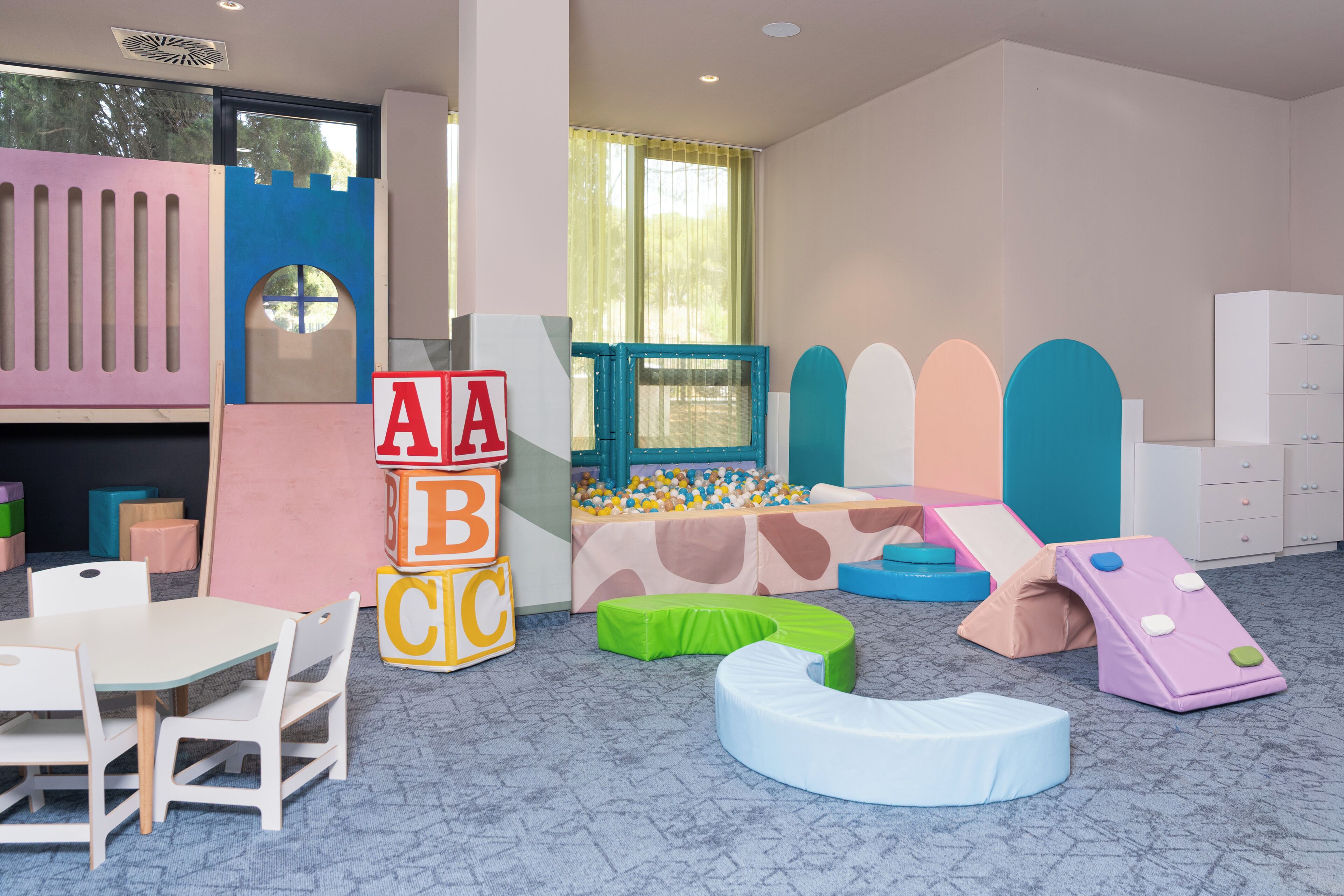 Área de juegos infantiles techada