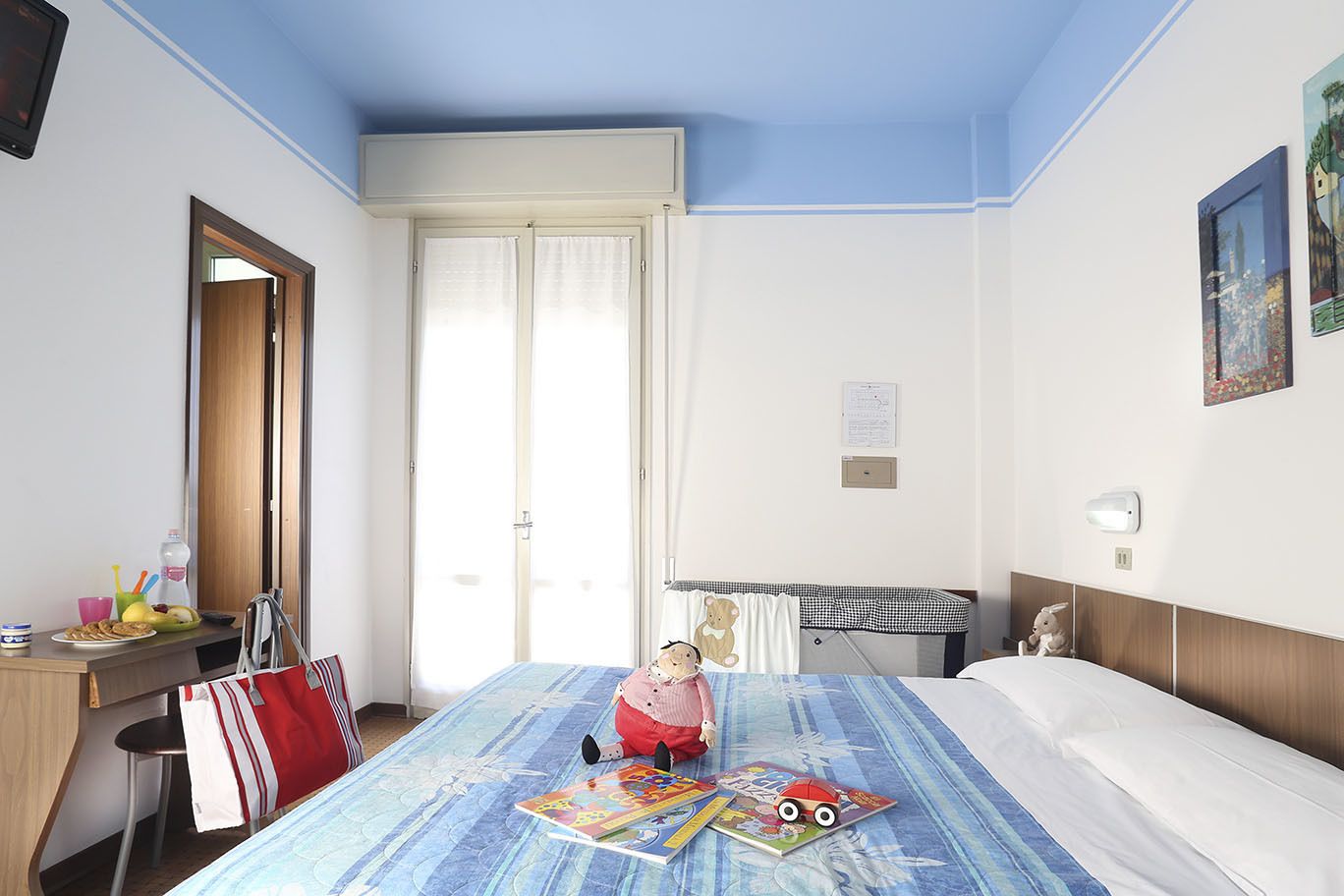 Familiekamer, 1 twee- of 2 eenpersoonsbedden, balkon, gedeeltelijk uitzicht op zee | Een minibar, een kluis op de kamer, een bureau, gratis wifi