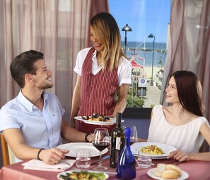Déjeuner et dîner servis sur place