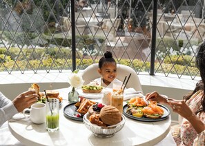 Desayuno de cocina local todos los días (con cargo)