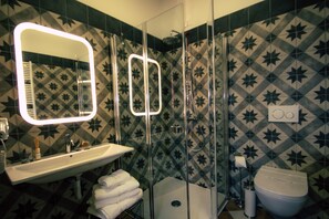 Kolmen hengen deluxe-huone, näköala puutarhaan | Kylpyhuone | Suihku, sadesuihkupää, ilmaiset hygieniatuotteet, hiustenkuivaaja