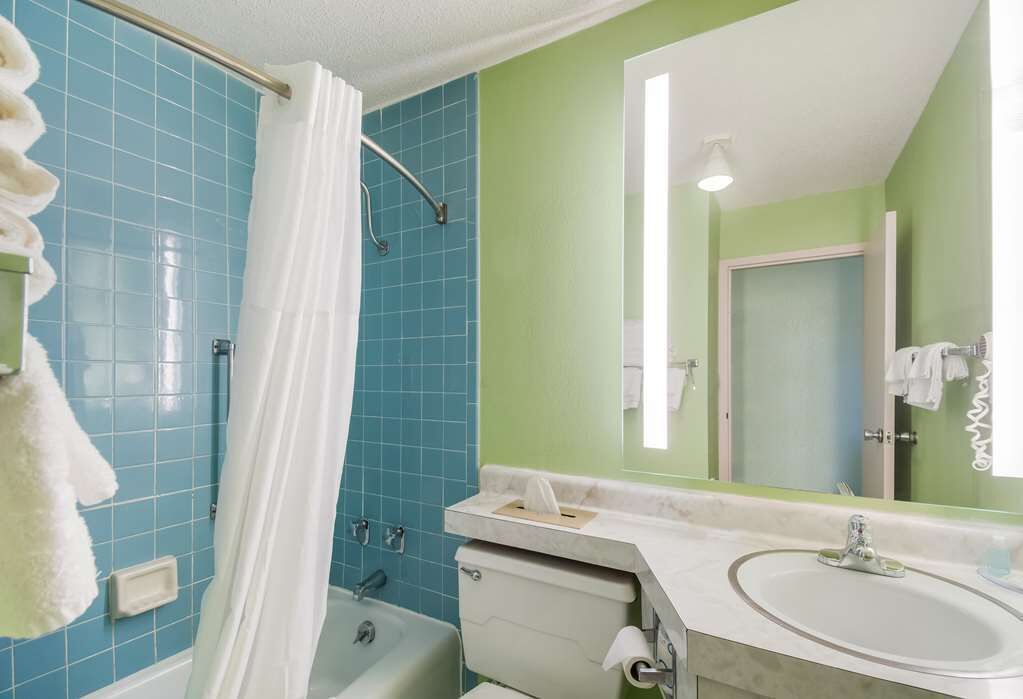 Combined shower/tub, free toiletries, towels