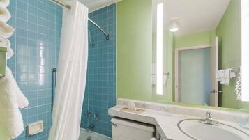 Combined shower/tub, free toiletries, towels