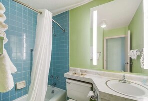 Combined shower/bathtub, free toiletries, towels - Econo Lodge Hurley-Ironwood (Hurley)