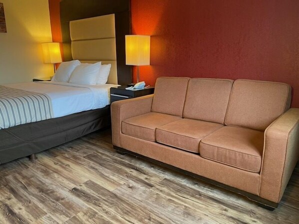 Suite, 1 King Bed, Non Smoking | Living area | Flat-screen TV - Econo Lodge Hurley-Ironwood (Hurley)