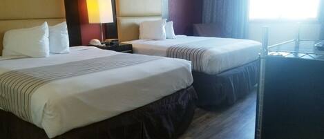 办公桌、遮光窗帘、熨斗/熨衣板、床单