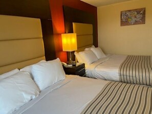 Desk, blackout curtains, iron/ironing board, bed sheets - Econo Lodge Hurley-Ironwood (Hurley)