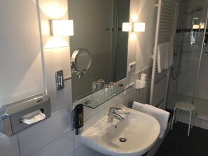 Habitación doble estándar | Baño | Regadera y amenidades de baño gratuitas 