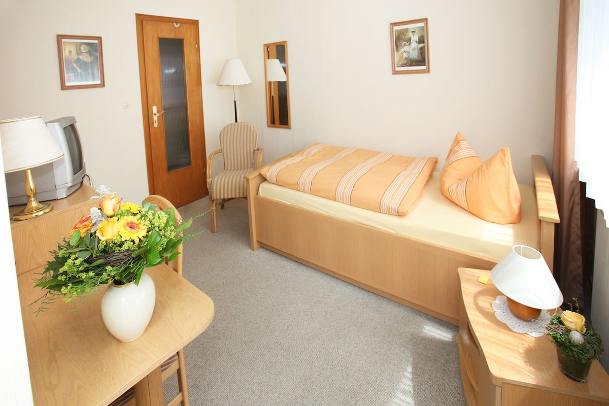 Chambre Simple Standard | Coffres-forts dans les chambres, bureau, Wi-Fi gratuit
