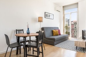 Standard-Studio, 1 Schlafzimmer, Balkon, Stadtblick | Wohnbereich | Flachbildfernseher