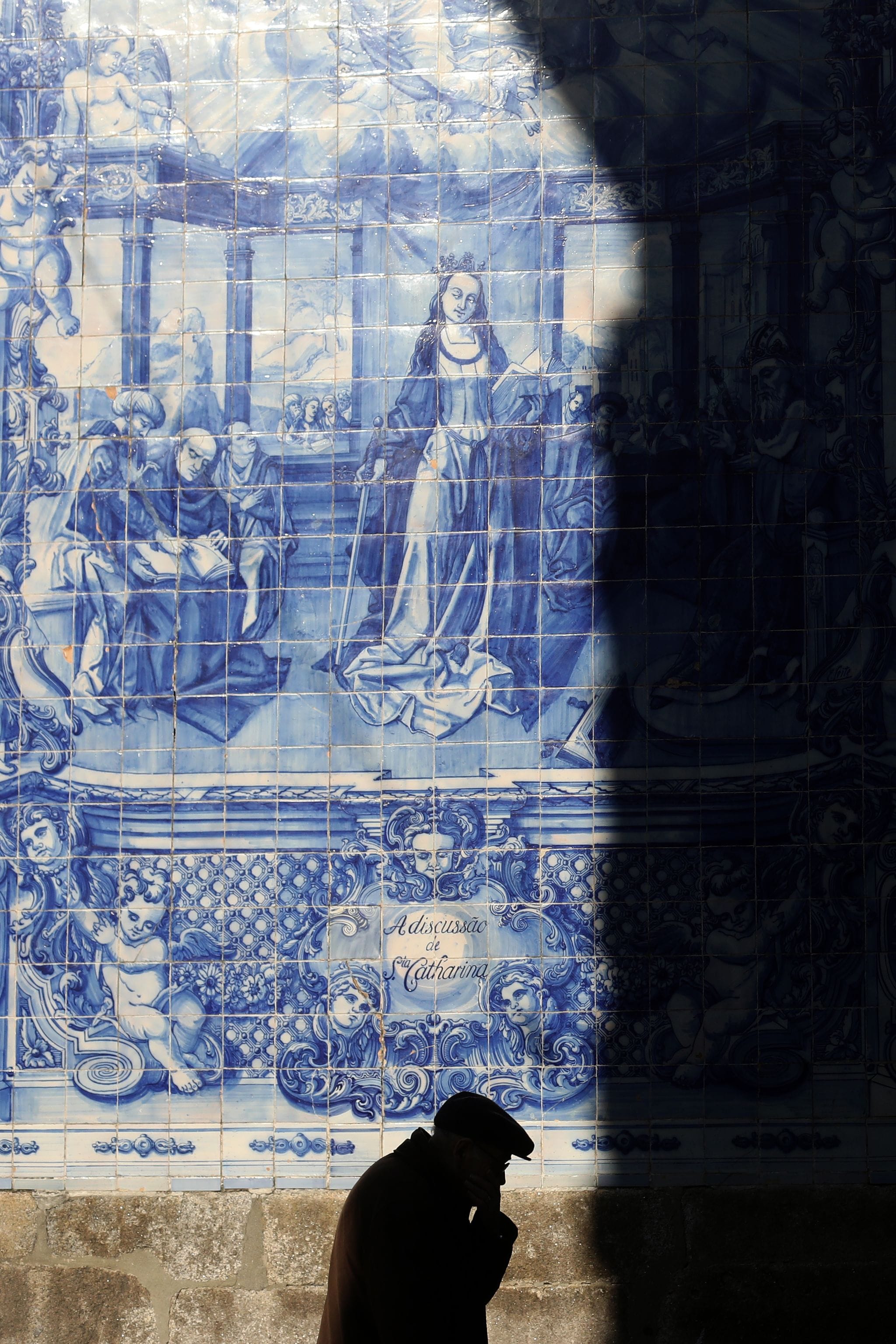 Un mur recouvert de carreaux de céramique ornés de motifs bleus complexes, sur lequel on peut lire l’inscription suivante : « Adessee de Catharine ».