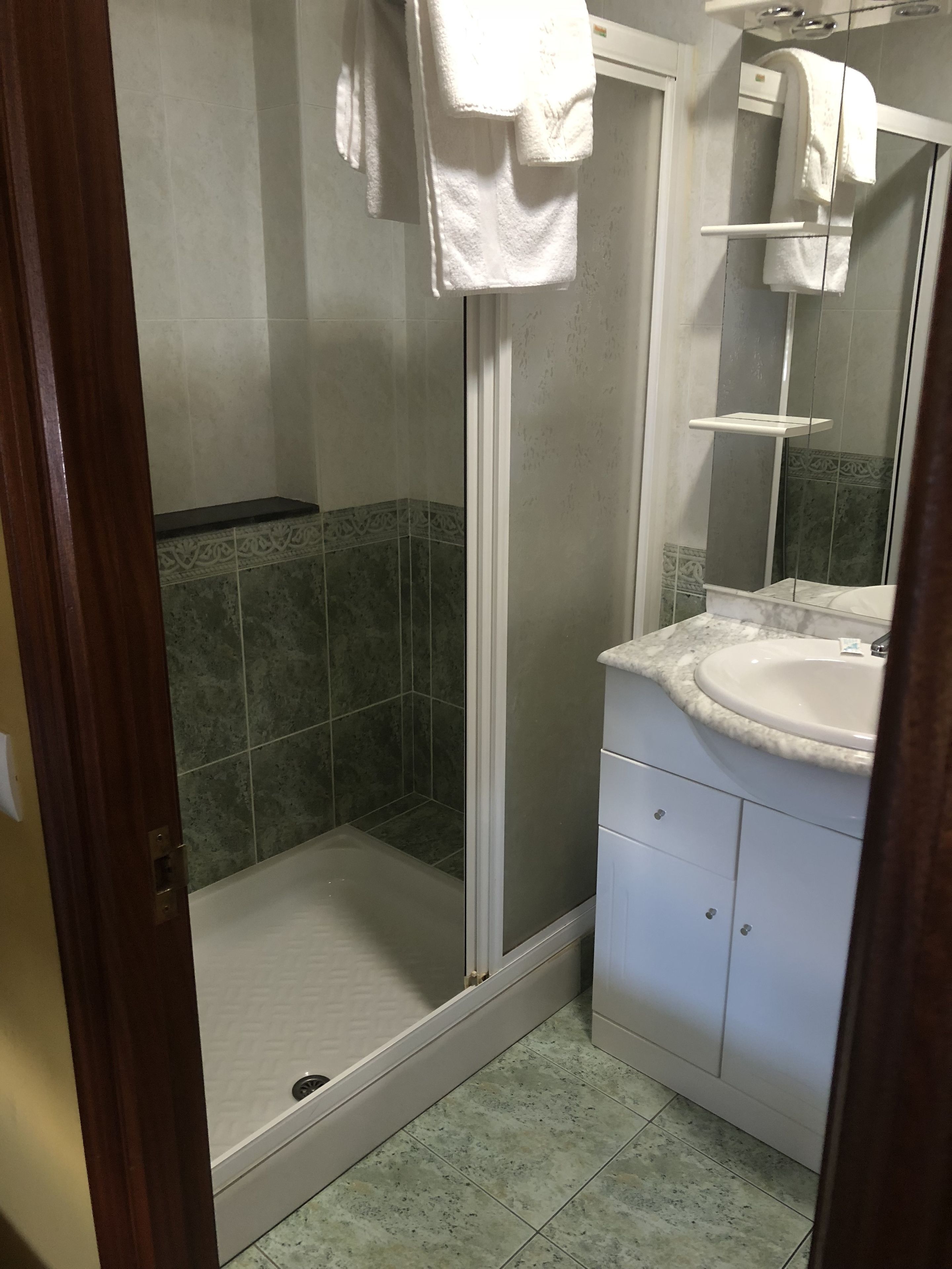 Habitación individual | Baño | Regadera, regadera tipo lluvia, amenidades de baño gratuitas, toallas 