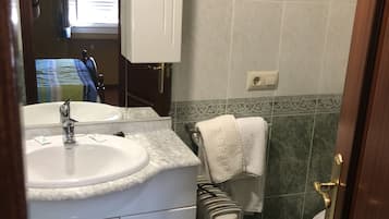 Einzelzimmer | Badezimmer | Dusche, Regendusche, kostenlose Toilettenartikel, HandtĂŒcher