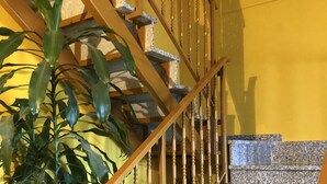 Una escalera de piedra con balaustres de madera.