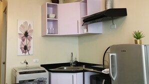 Refrigerador con freezer, microondas, placa de cocina