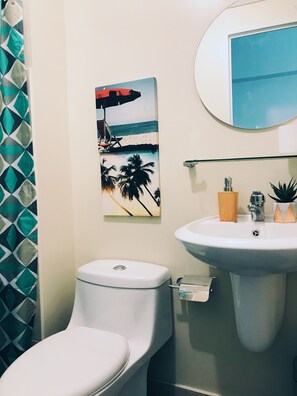 Comfort-Apartment (Comfy Stylish Flat near Marco Polo Da) | Badezimmer | Dusche, kostenlose Toilettenartikel, Haartrockner, Hausschuhe