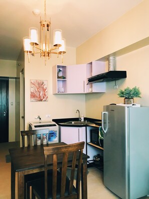 Comfort-Apartment (Comfy Stylish Flat near Marco Polo Da) | Eigene Kochnische | Großer Kühlschrank, Mikrowelle, Herdplatte, Wasserkocher