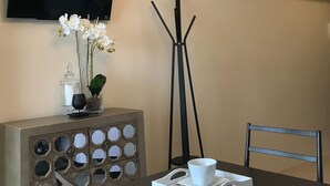 Escritorio, tabla de planchar con plancha, wifi gratis y ropa de cama