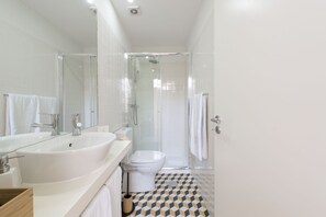 Standaard suite, 1 slaapkamer, op tussenverdieping | Badkamer | Een douche, een haardroger, handdoeken