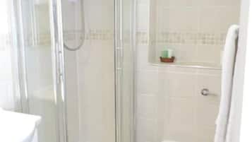 Bañera con ducha, artículos de tocador gratuitos, secador de pelo