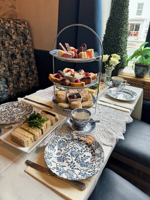 Restaurant - Falcon Hotel (Carmarthen)