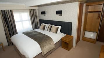 Superior Double Room | Desk, blackout curtains, iron/ironing board, free WiFi