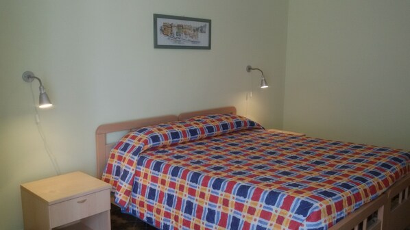 Roupas de cama premium, cofres nos quartos, escrivaninha