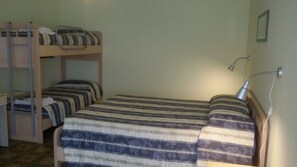 Quarto quádruplo | Roupas de cama premium, cofres nos quartos, escrivaninha