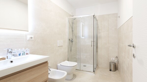 Apartment, 1 Bedroom | Bathroom | Shower, hair dryer, bidet, towels