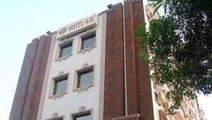 A multi-story building with a sign reading "HOTEL 42". - Hotel 42 (Amritsar)